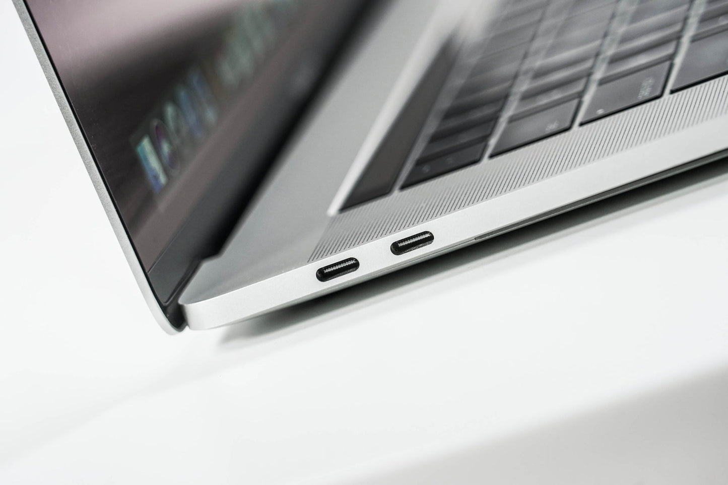 MacBook Pro (2019) 15-inch – Intel Core i9 2.4GHz – 32GB RAM 512GB SSD – 4 Cycles