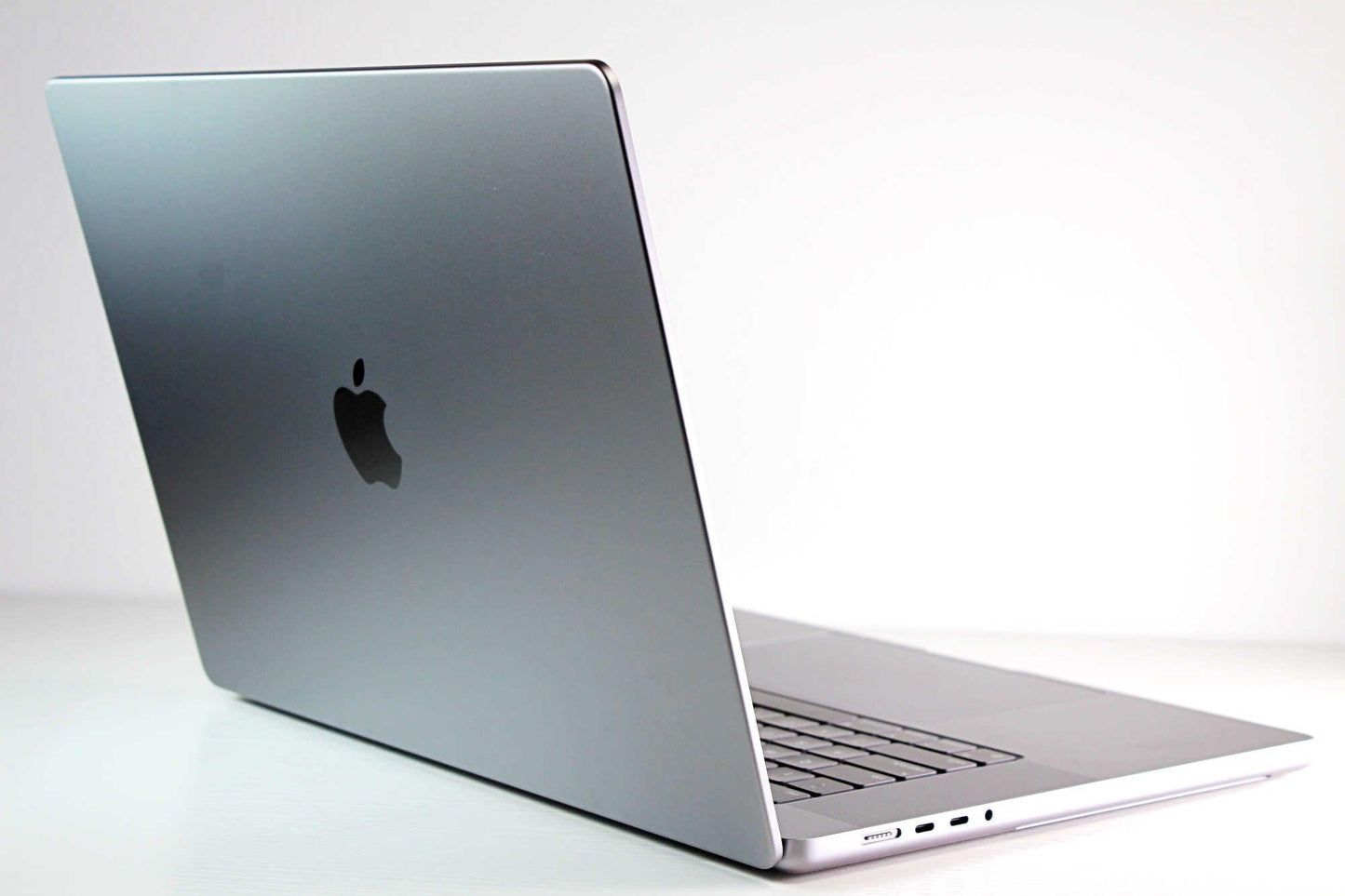 MacBook Pro (2021) 16-inch – Apple M1 Max 32-Core GPU – 64GB RAM 4TB SSD | AppleCare+ 11/25