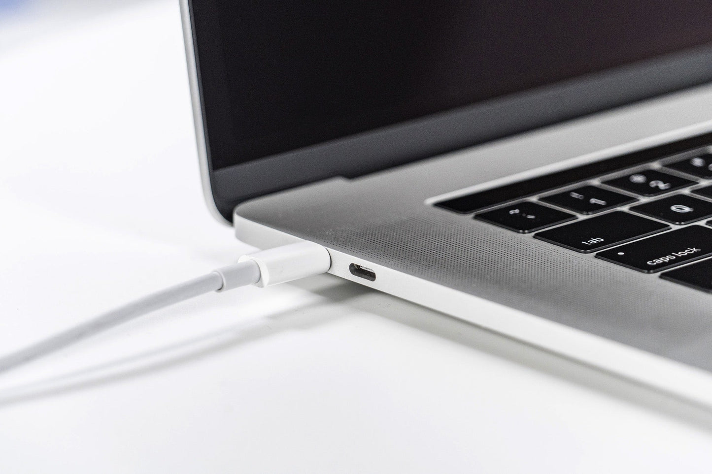 MacBook Pro (2019) 15-inch – Intel Core i9 2.4GHz – 32GB RAM 512GB SSD – 4 Cycles