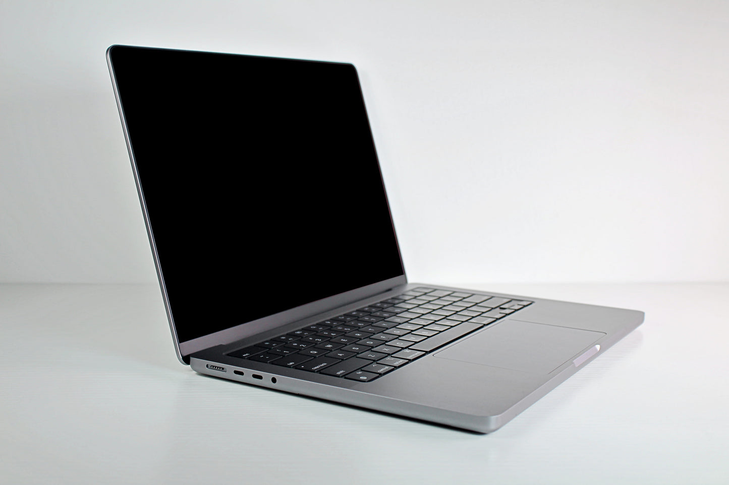 MacBook Pro (2021) 14-inch – M1 Pro 16-Core GPU – 32GB RAM 1TB SSD | Like New 52 Cycles