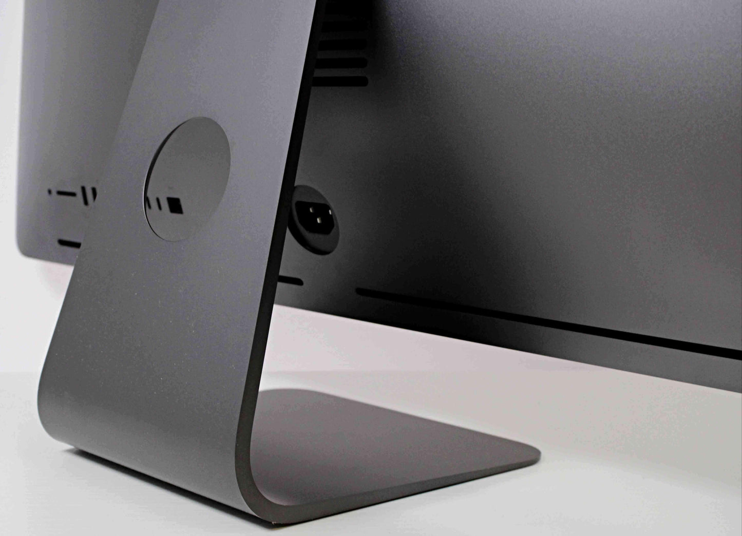 iMac Pro (2017) 27-inch 5K – Intel 10-Core Xeon W – 128GB RAM 2TB SSD • Radeon Pro Vega 56