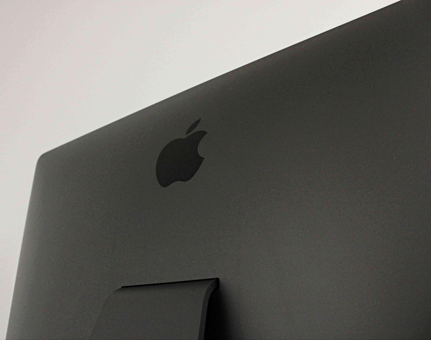 iMac Pro (2017) 27-inch 5K – Intel 10-Core Xeon W – 128GB RAM 2TB SSD • Radeon Pro Vega 56